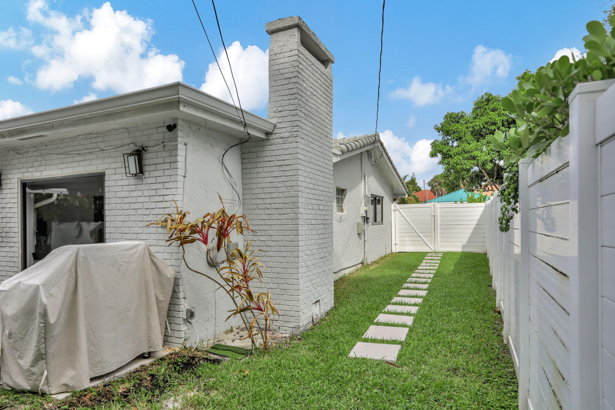 1035 NW 5TH Avenue