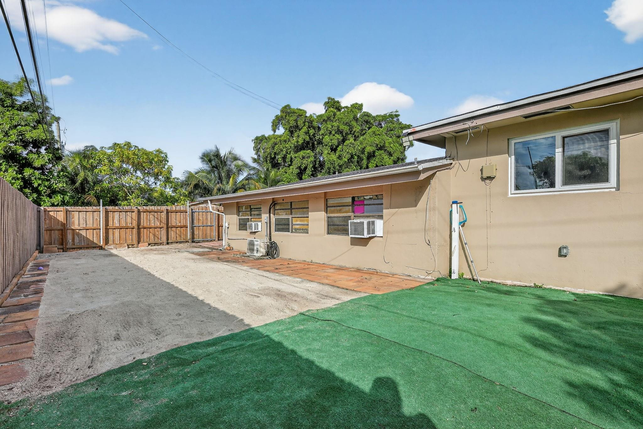 1910 SW 98th Terrace