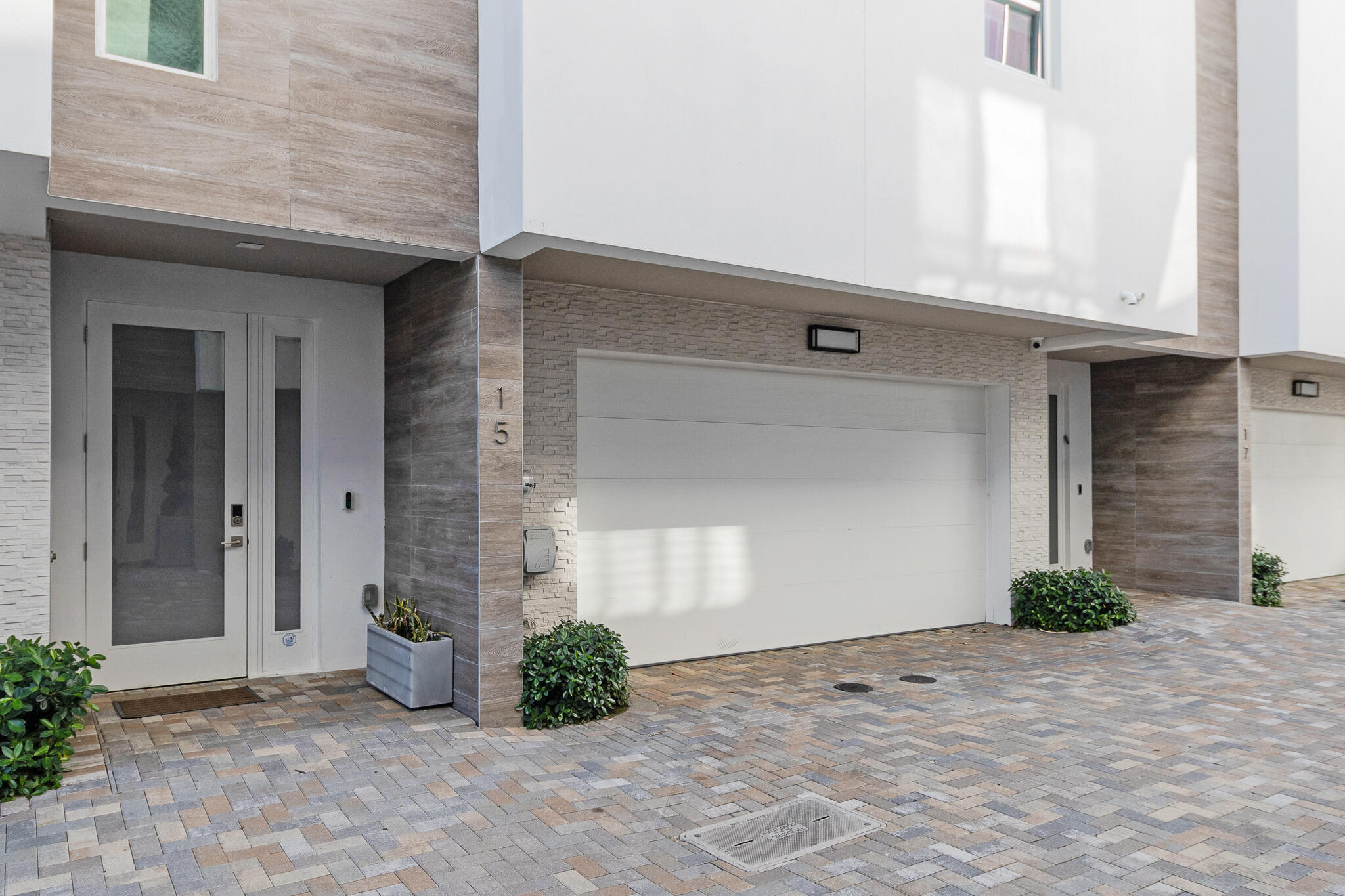 15 SE 11th Avenue