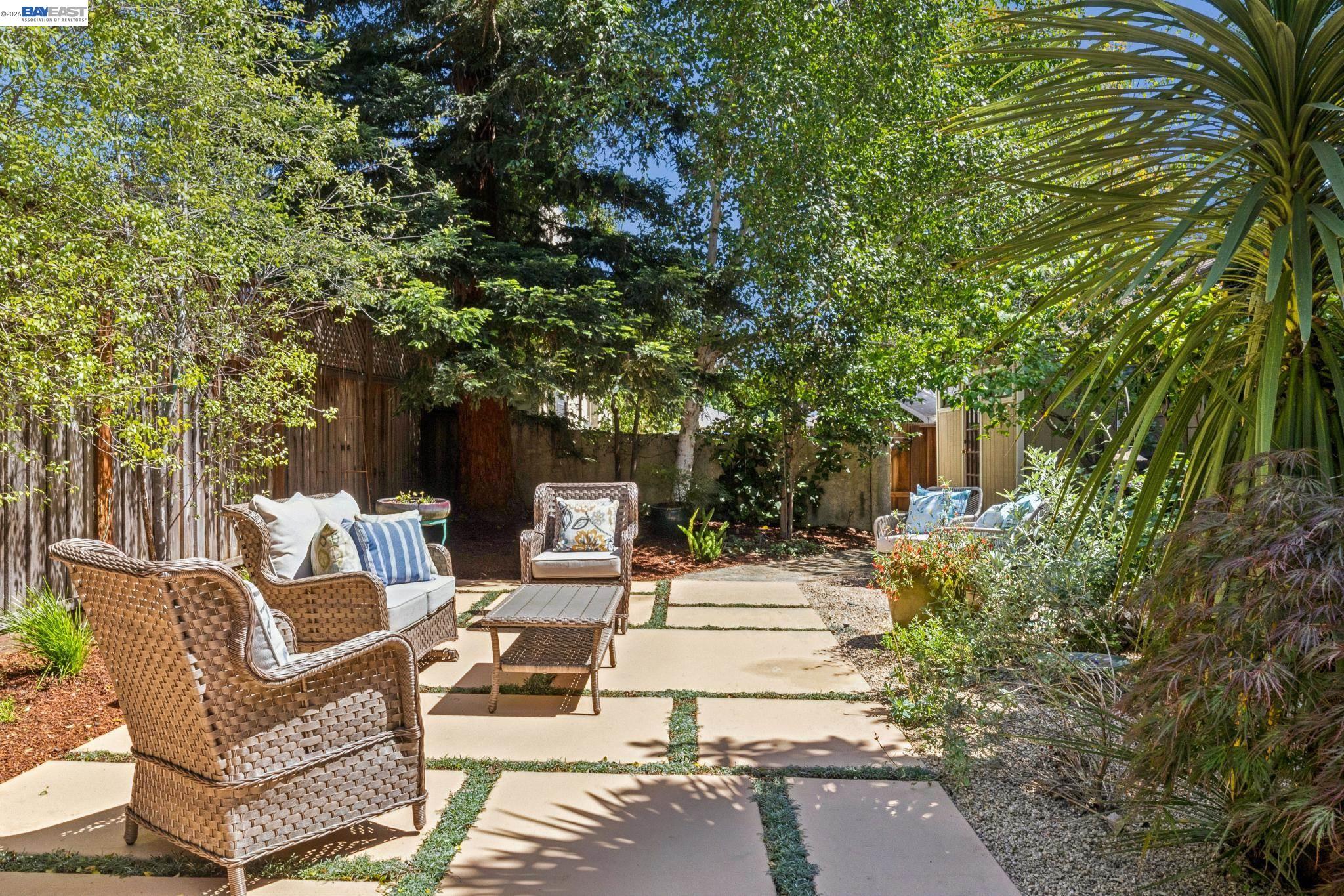 1222 Versailles Ave