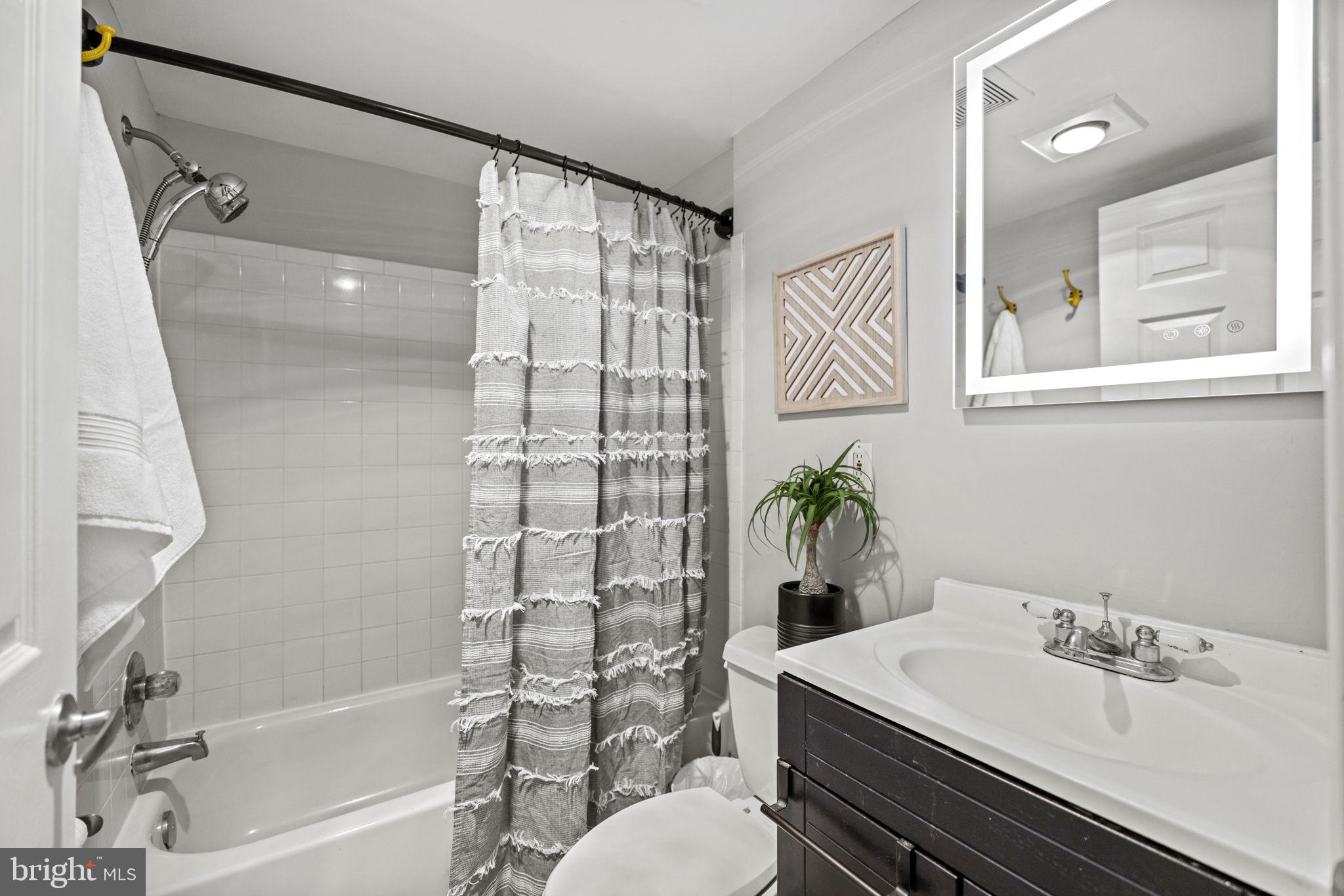 1420 Clifton St NW #203