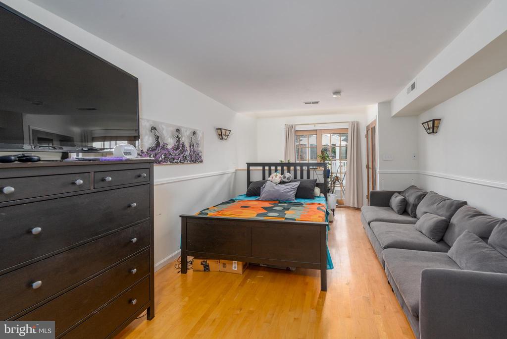 1005 LIGHT STREET