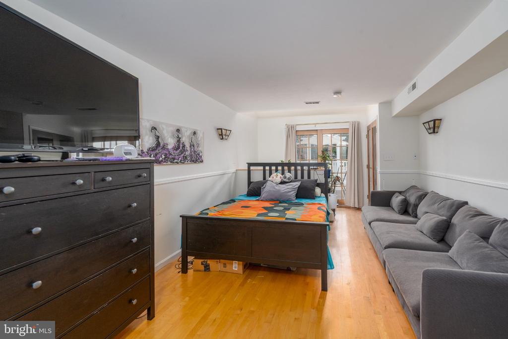 1005 LIGHT STREET
