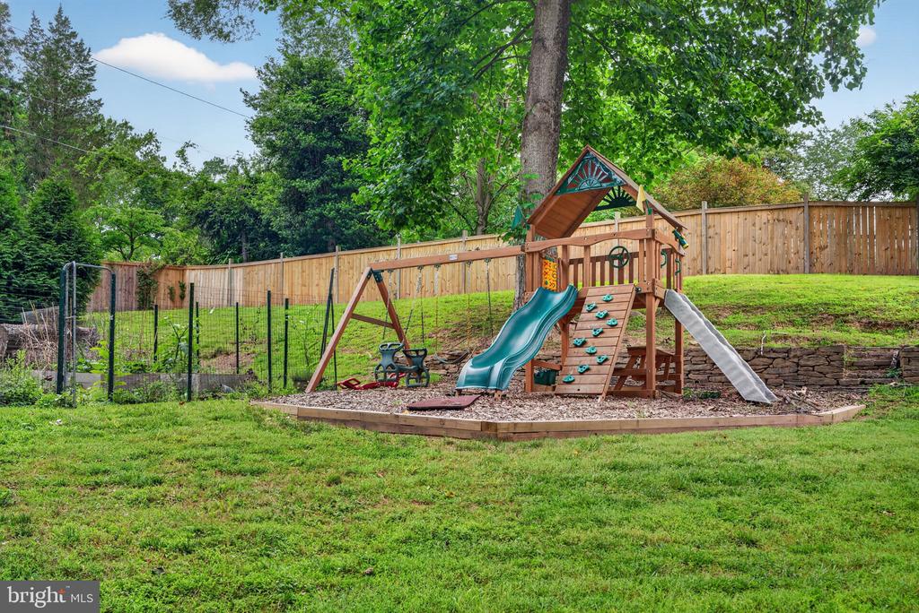 12704 THERESA DRIVE