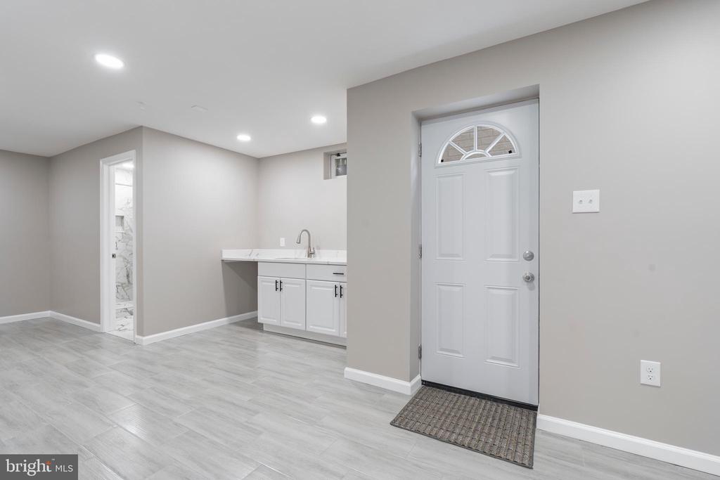 9402 Utica Pl
