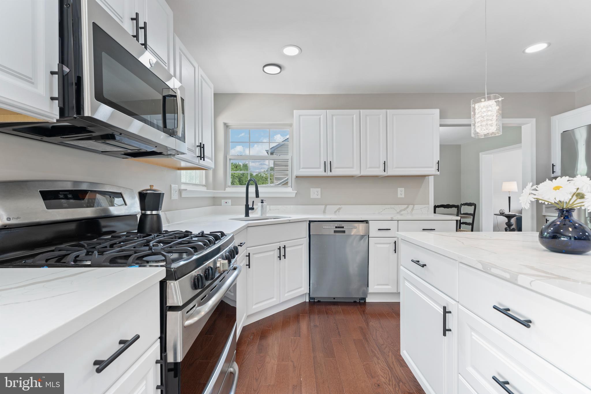 9402 Utica Pl