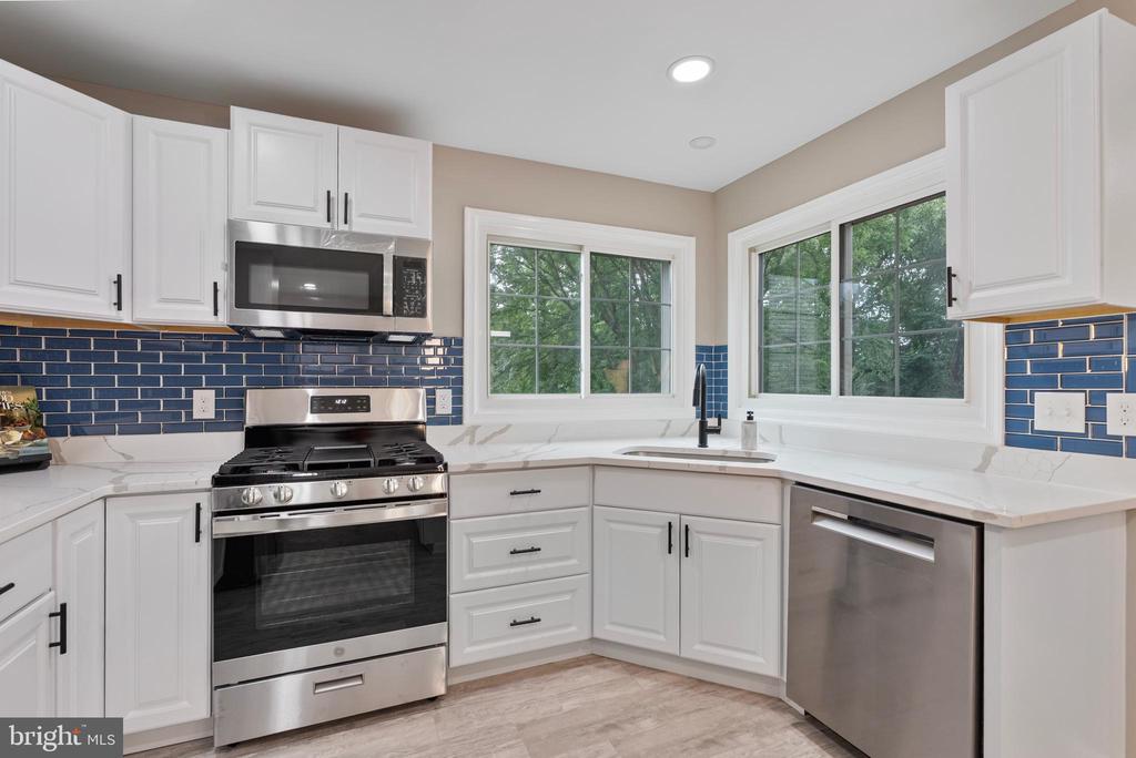 3713 la Dova Way