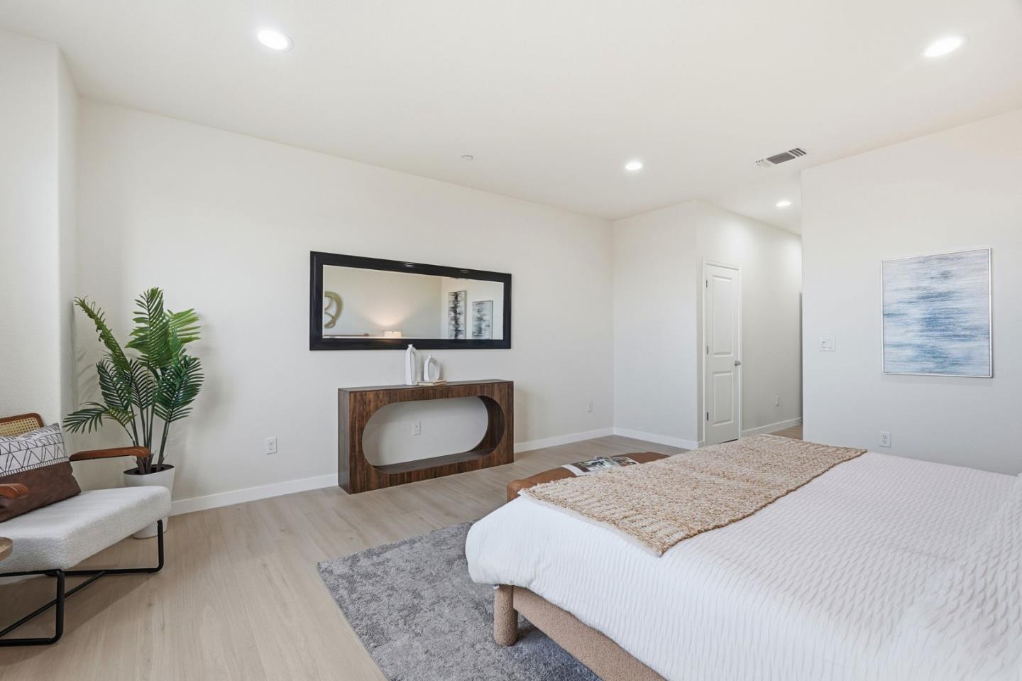 168 East Main Avenue