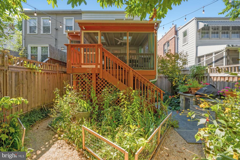 914 Irving St NE