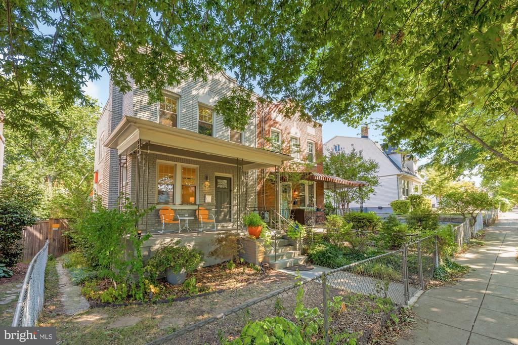 914 Irving St NE