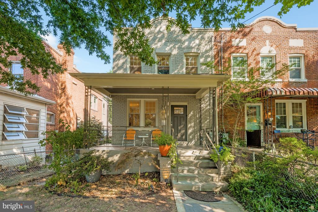 914 Irving St NE
