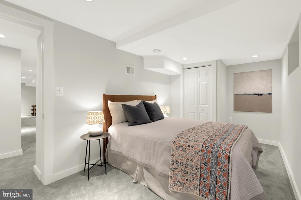 914 Irving St NE