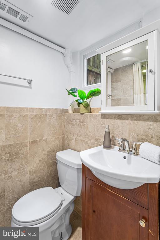 2408 Tunlaw Rd NW