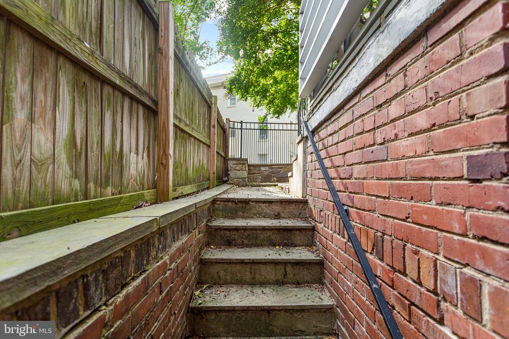 2408 Tunlaw Rd NW