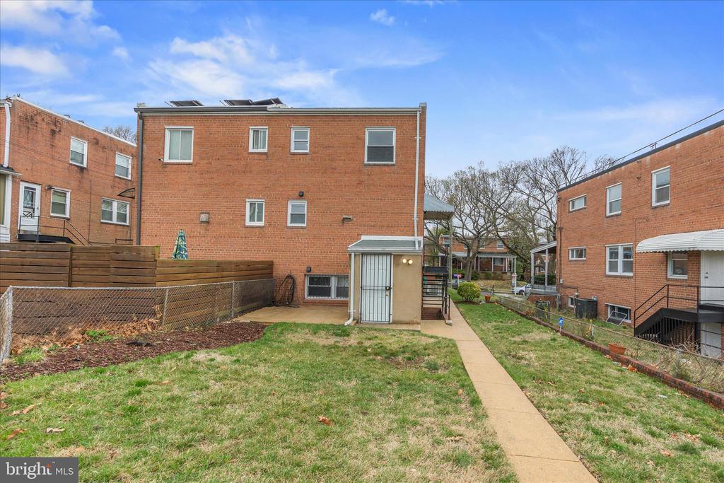 5211 11TH STREET NE