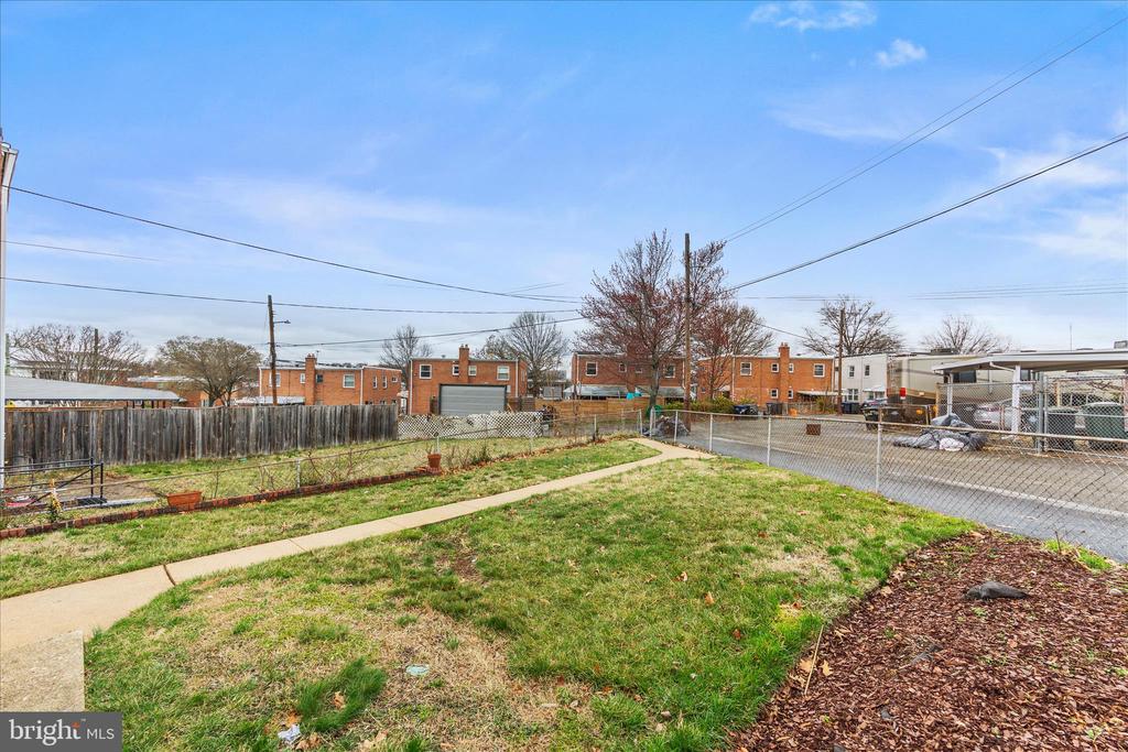 5211 11TH STREET NE