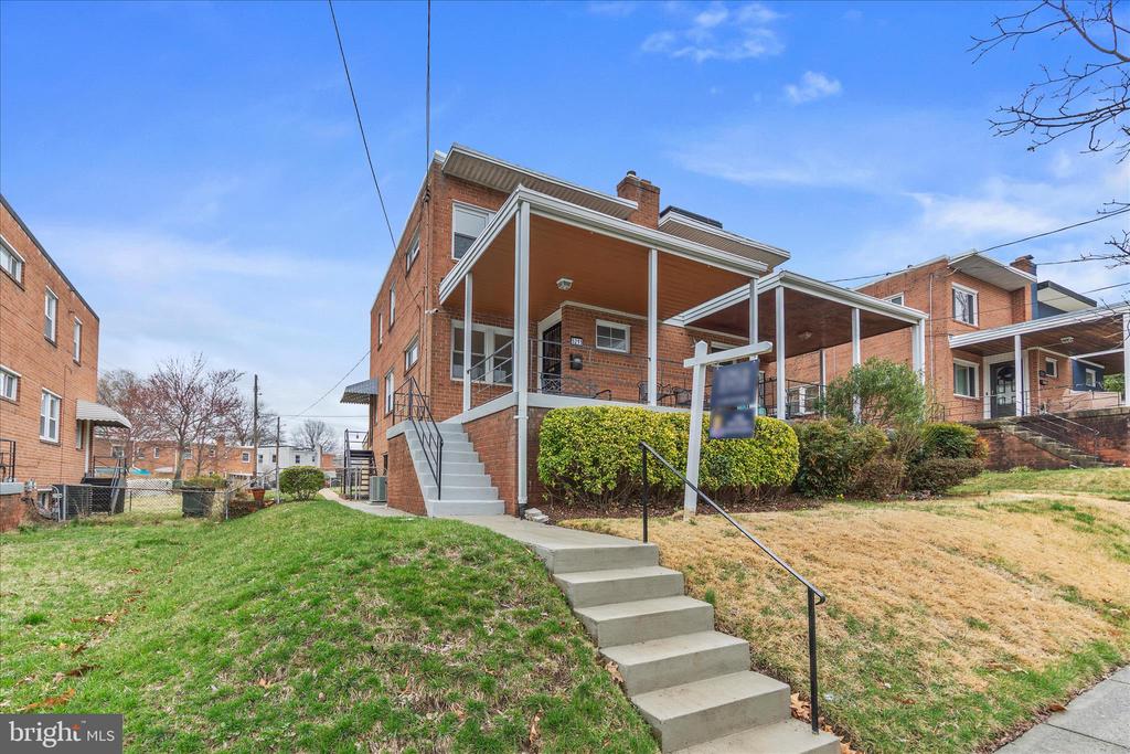 5211 11TH STREET NE