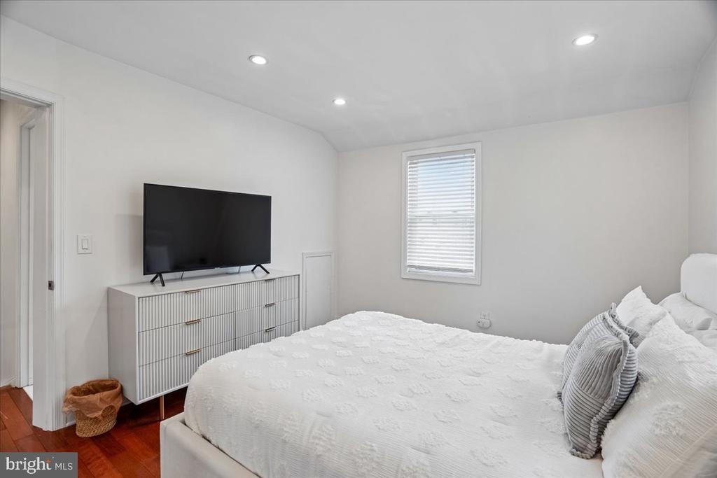 5046 12TH STREET NE