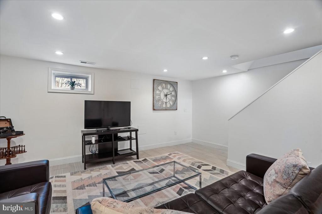 5046 12TH STREET NE