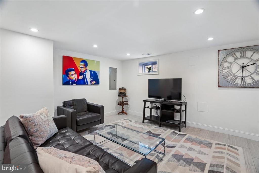 5046 12TH STREET NE