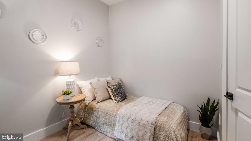 1239 5TH STREET NW Unit: 1