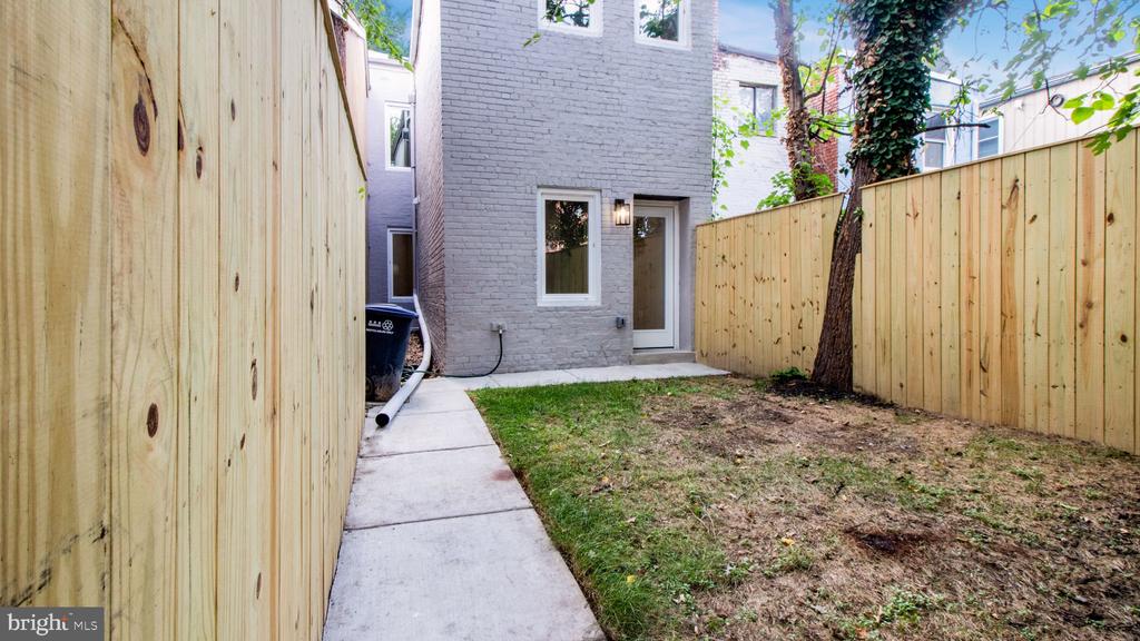1239 5TH STREET NW Unit: 1