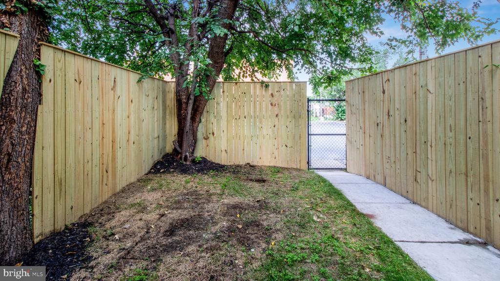 1239 5TH STREET NW Unit: 1