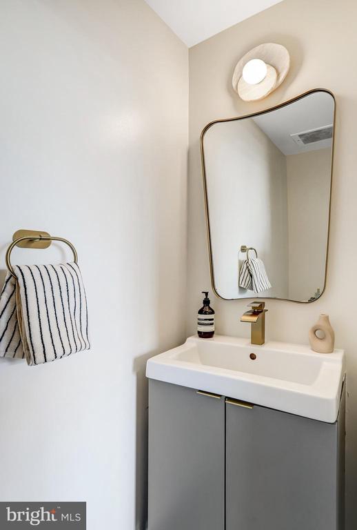 150 V STREET NW Unit: V305