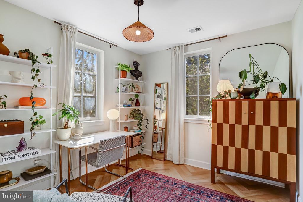150 V STREET NW Unit: V305