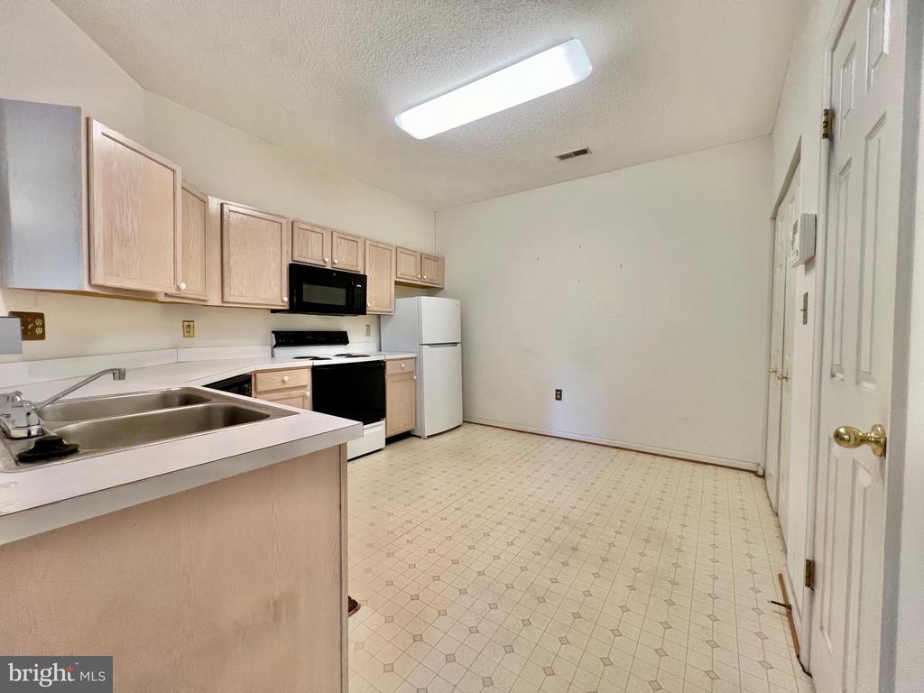 7208 BOGLEY ROAD Unit: 202