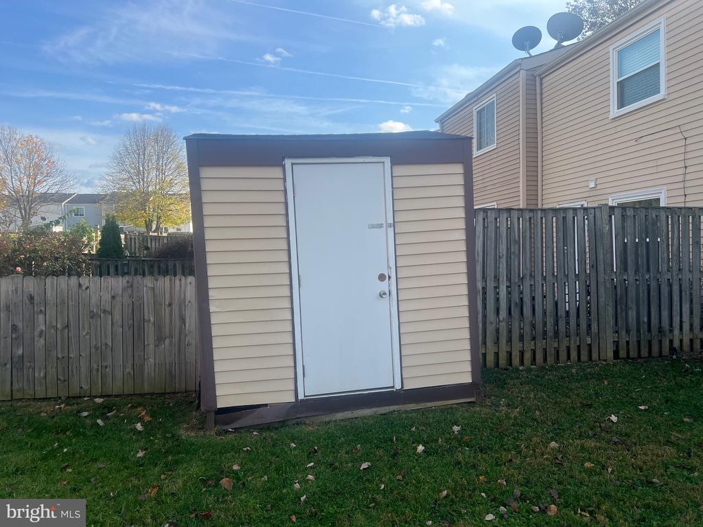 5813 DRAWBRIDGE COURT