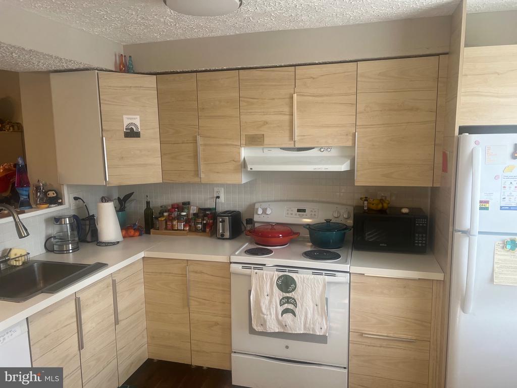 5813 DRAWBRIDGE COURT