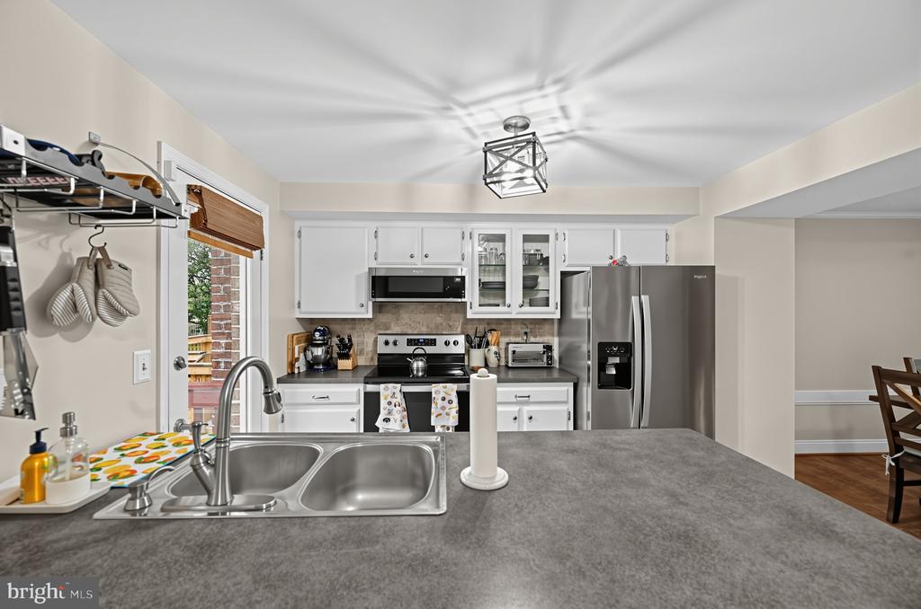 8006 BROKEN REED COURT