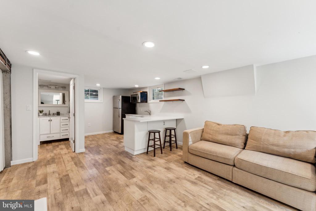 1111 WOODSIDE PKWY