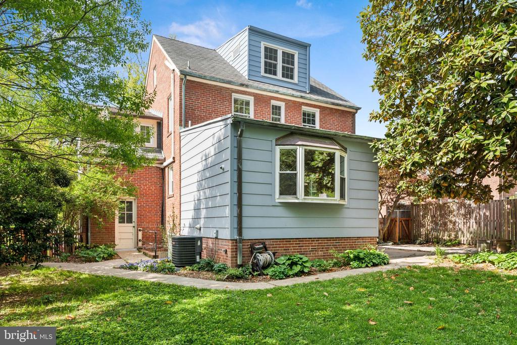 1111 WOODSIDE PKWY