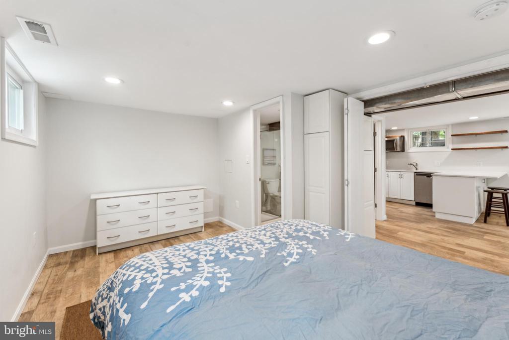 1111 WOODSIDE PKWY