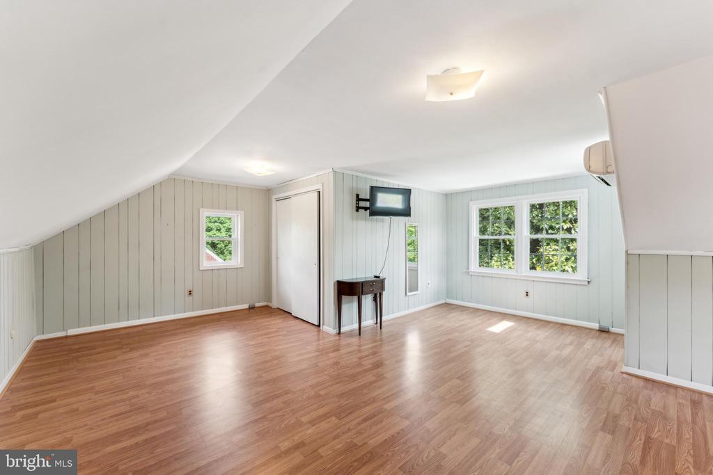 1111 WOODSIDE PKWY