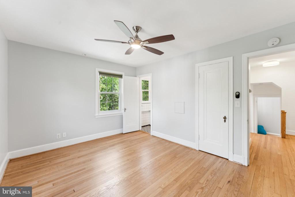 1111 WOODSIDE PKWY