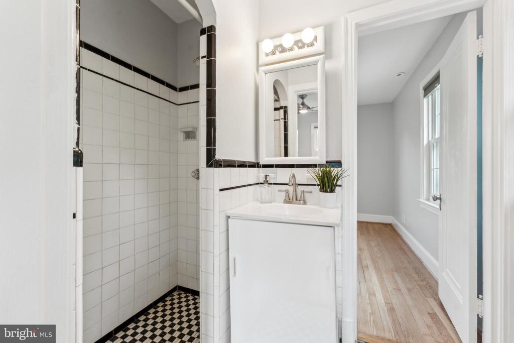 1111 WOODSIDE PKWY