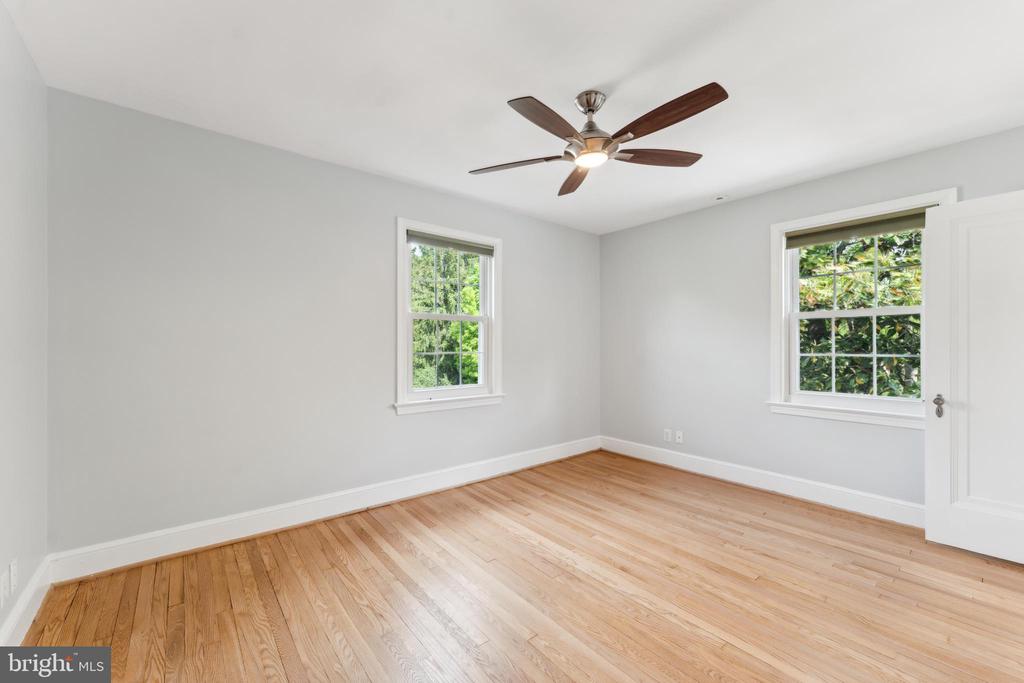 1111 WOODSIDE PKWY