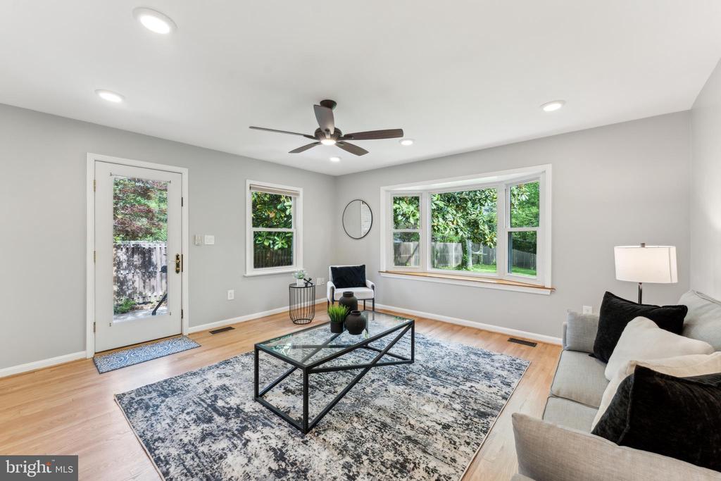 1111 WOODSIDE PKWY