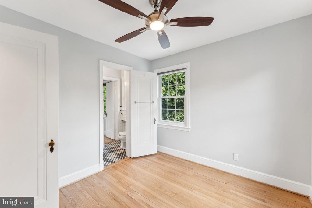 1111 WOODSIDE PKWY