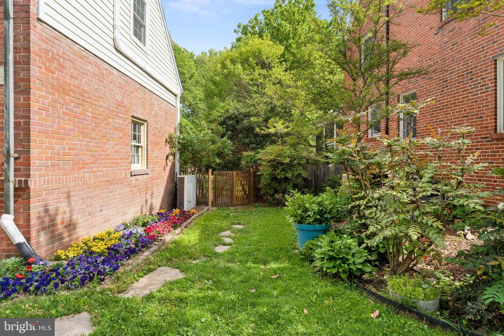 1111 WOODSIDE PKWY
