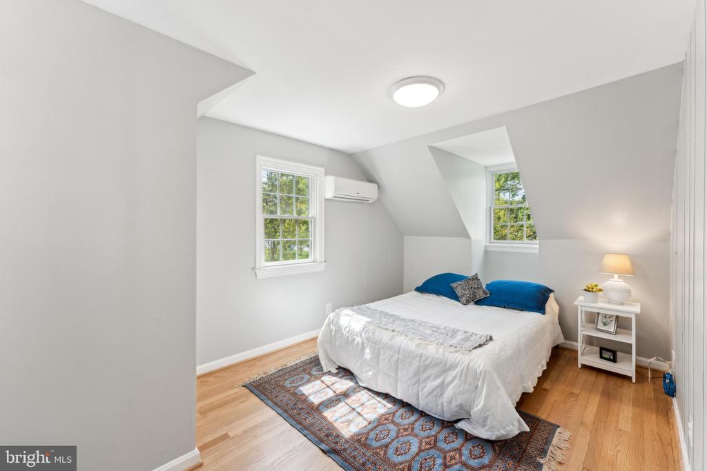 1111 WOODSIDE PKWY