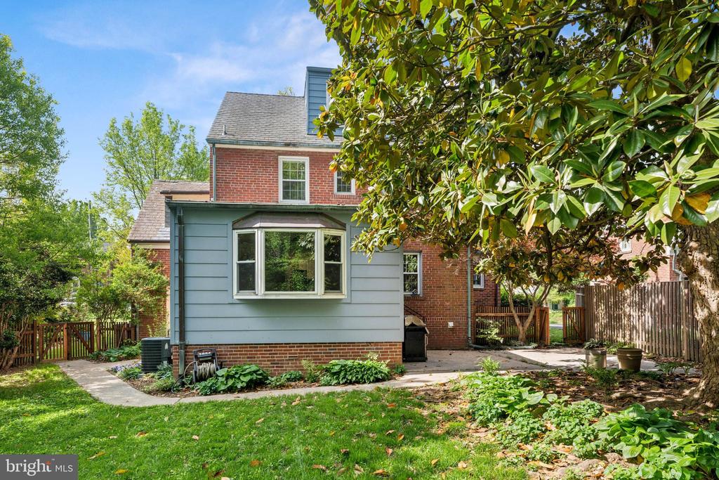 1111 WOODSIDE PKWY