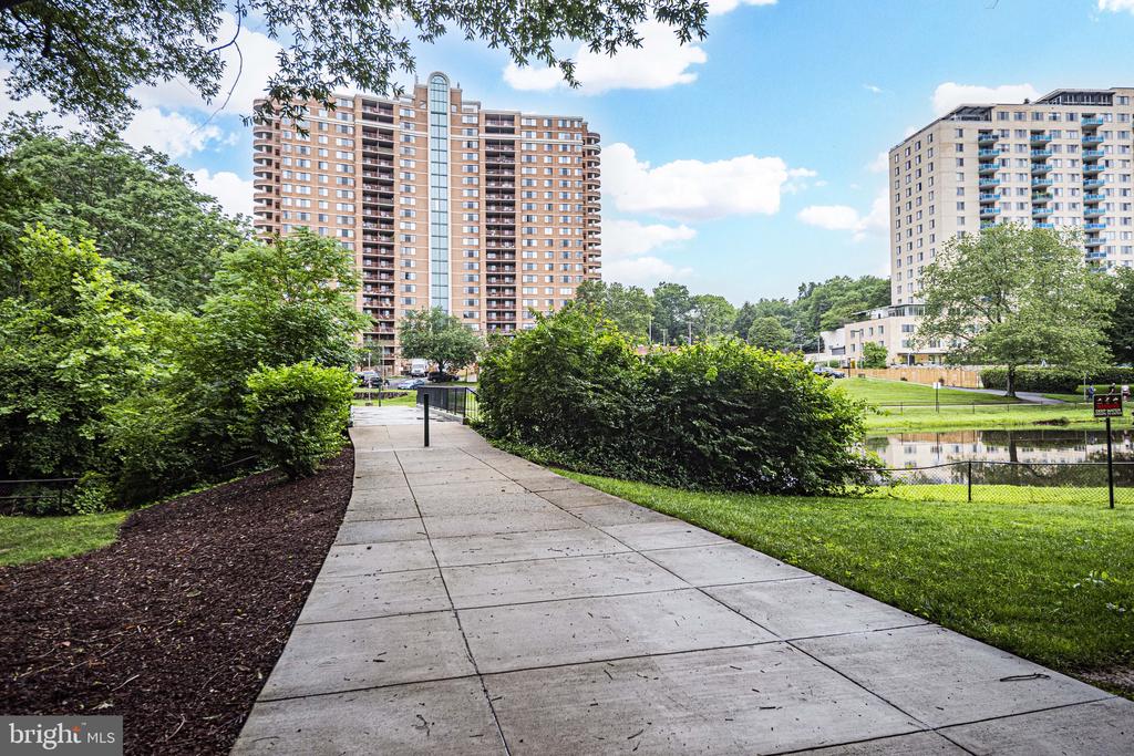 10404 ROCKVILLE PIK Unit: 401