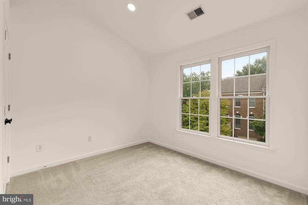 4024 HEATHERSTONE COURT