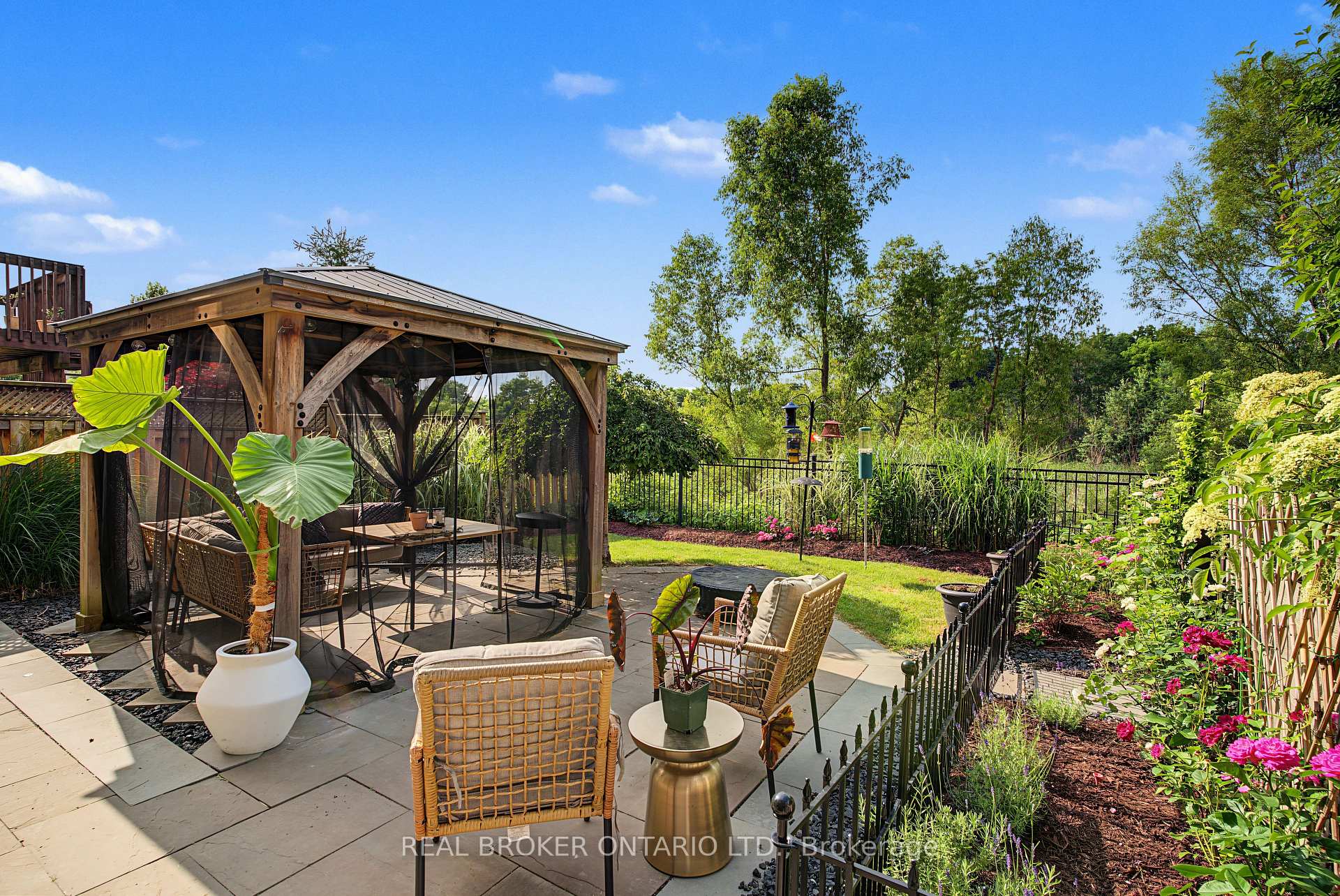 422 Rideau River Street