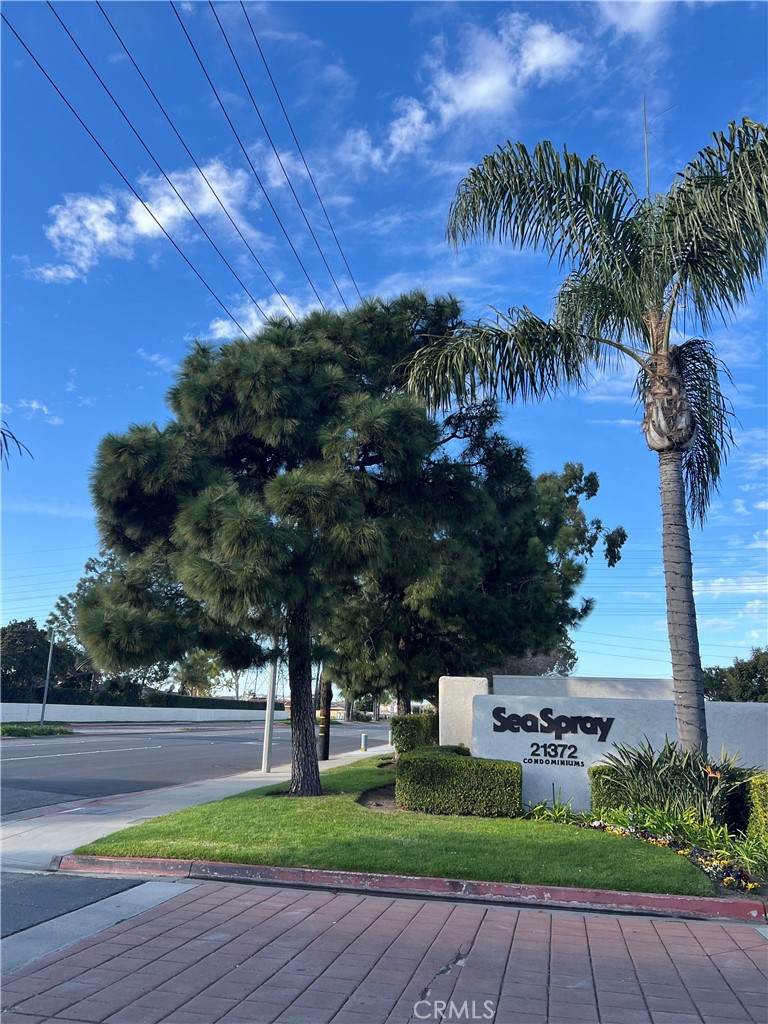 21372 Brookhurst
