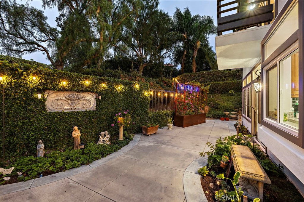5 Glastonbury Pl